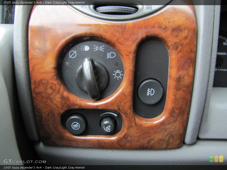 Dark Gray/Light Gray Interior Controls for the 2005 Isuzu Ascender S 4x4 #54086559