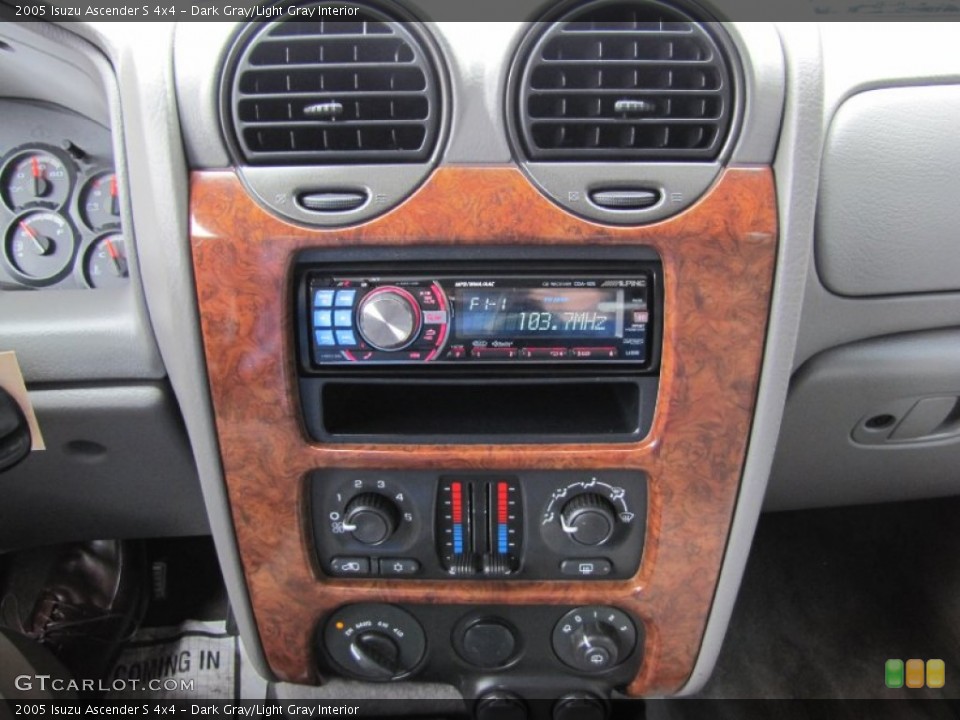 Dark Gray/Light Gray Interior Controls for the 2005 Isuzu Ascender S 4x4 #54086586