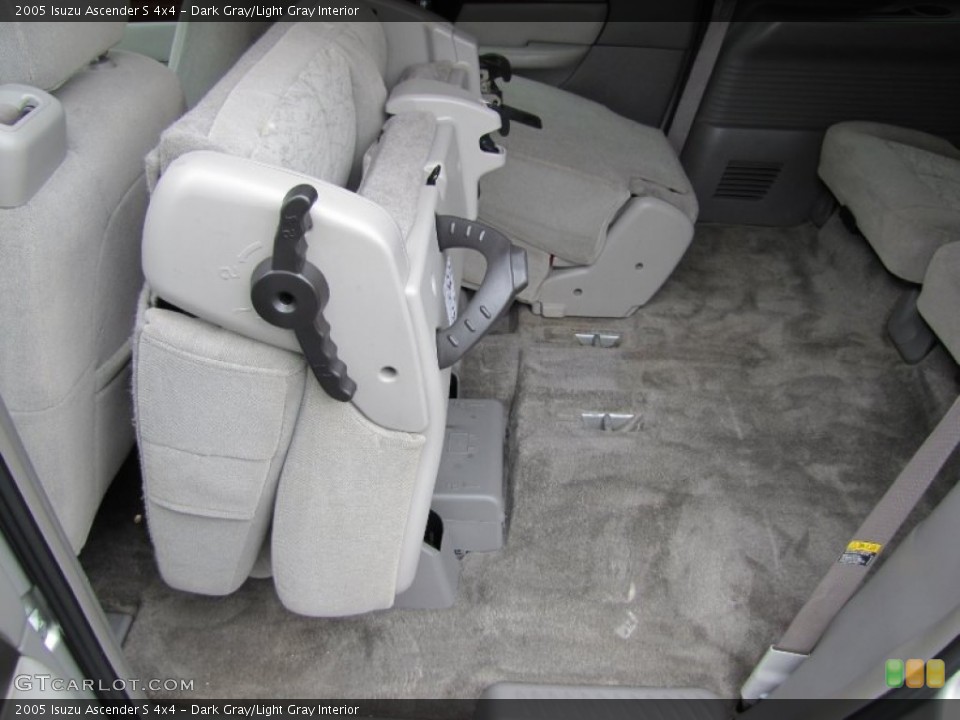 Dark Gray/Light Gray Interior Photo for the 2005 Isuzu Ascender S 4x4 #54086679