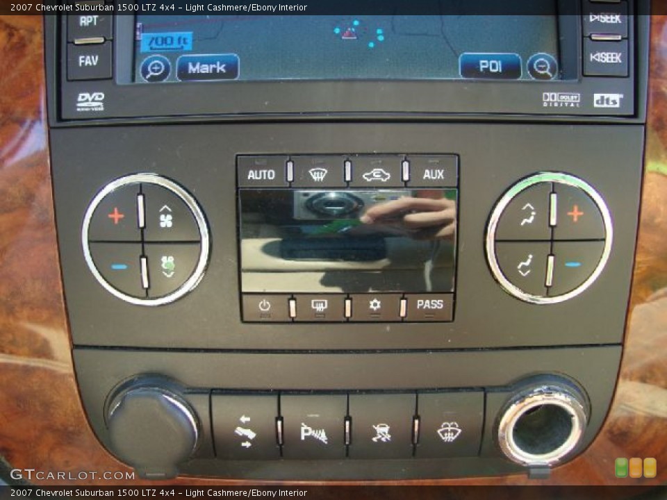 Light Cashmere/Ebony Interior Controls for the 2007 Chevrolet Suburban 1500 LTZ 4x4 #54099087
