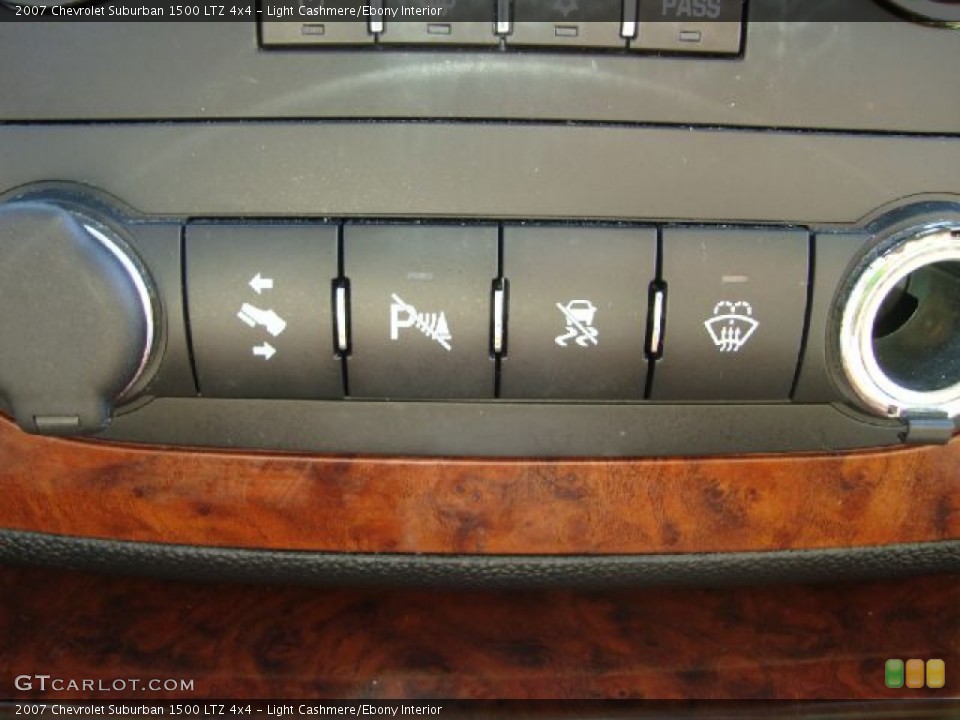 Light Cashmere/Ebony Interior Controls for the 2007 Chevrolet Suburban 1500 LTZ 4x4 #54099096