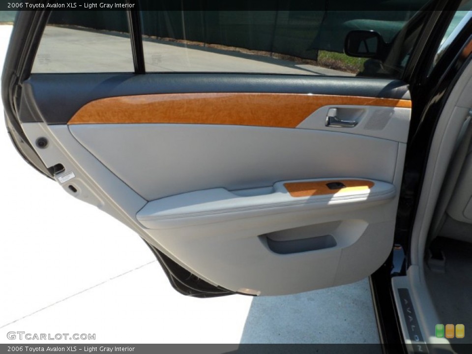 Light Gray Interior Door Panel for the 2006 Toyota Avalon XLS #54139407
