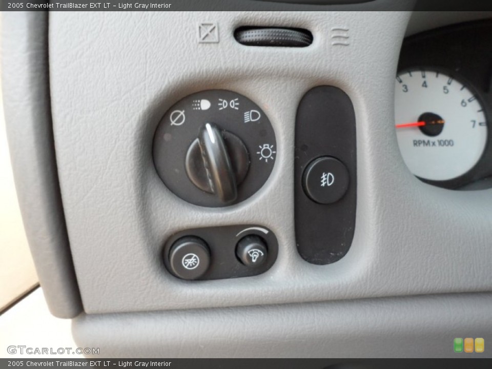 Light Gray Interior Controls for the 2005 Chevrolet TrailBlazer EXT LT #54141531