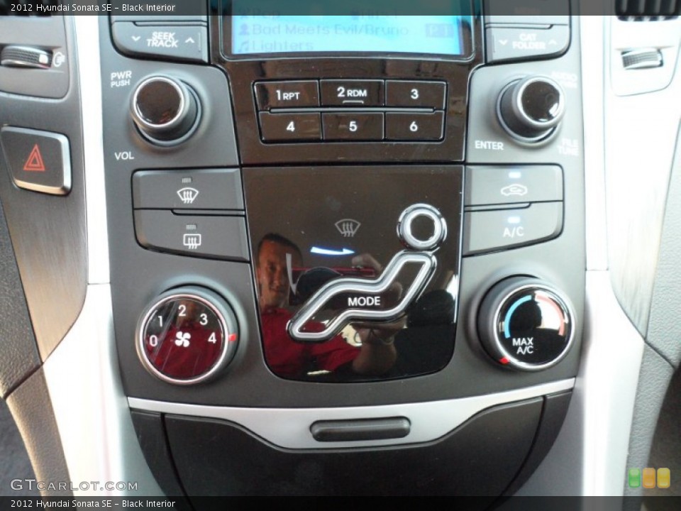 Black Interior Controls for the 2012 Hyundai Sonata SE #54148524