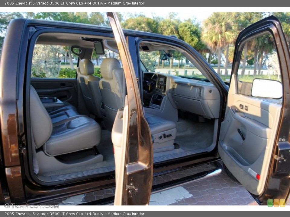 Medium Gray Interior Photo for the 2005 Chevrolet Silverado 3500 LT Crew Cab 4x4 Dually #54159048