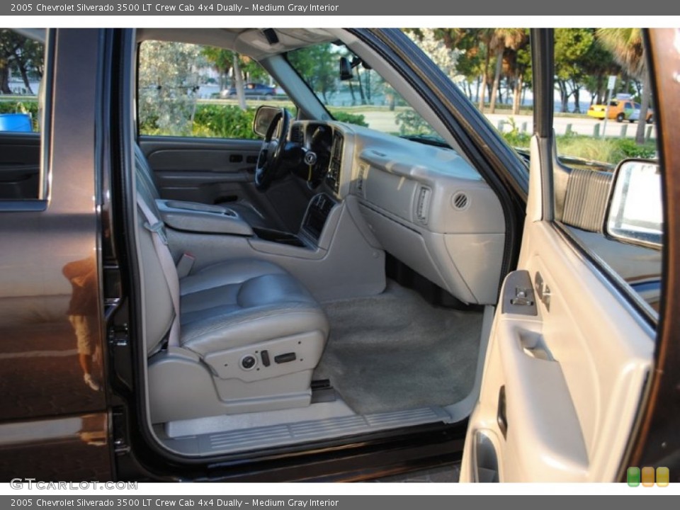 Medium Gray Interior Photo for the 2005 Chevrolet Silverado 3500 LT Crew Cab 4x4 Dually #54159087
