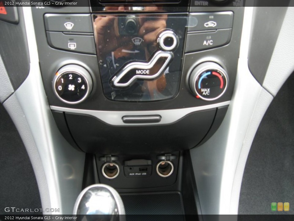 Gray Interior Controls for the 2012 Hyundai Sonata GLS #54212190