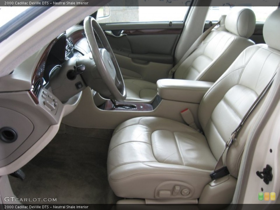 Neutral Shale Interior Photo for the 2000 Cadillac DeVille DTS #54242514