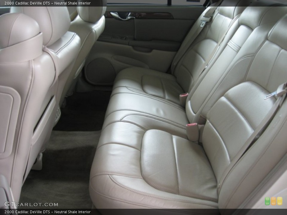 Neutral Shale Interior Photo for the 2000 Cadillac DeVille DTS #54242540