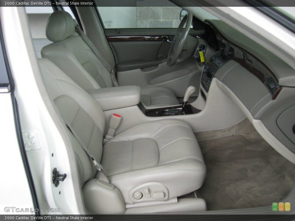 Neutral Shale Interior Photo for the 2000 Cadillac DeVille DTS #54242573