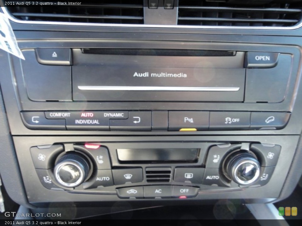 Black Interior Controls for the 2011 Audi Q5 3.2 quattro #54246858