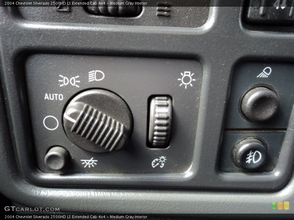 Medium Gray Interior Controls for the 2004 Chevrolet Silverado 2500HD LS Extended Cab 4x4 #54344395