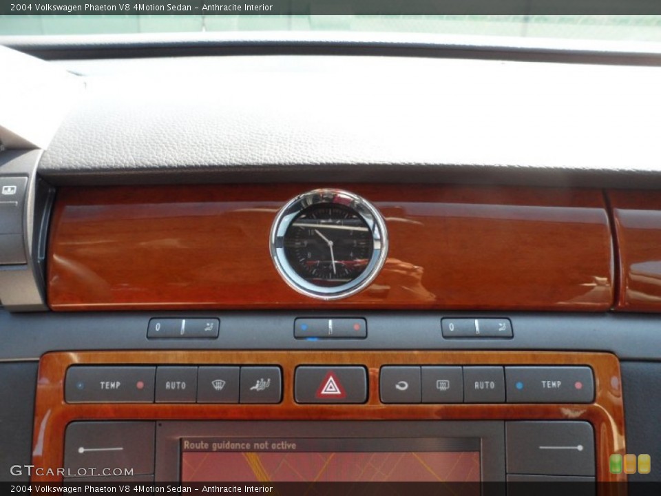 Anthracite Interior Controls for the 2004 Volkswagen Phaeton V8 4Motion Sedan #54371649