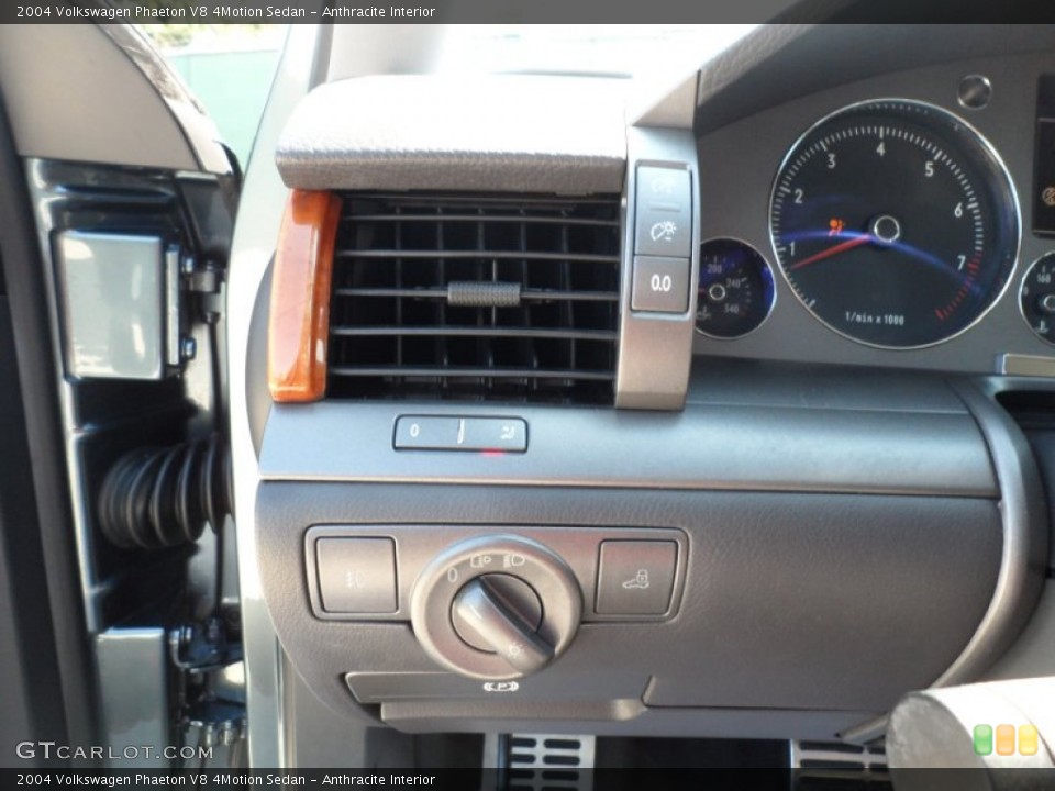 Anthracite Interior Controls for the 2004 Volkswagen Phaeton V8 4Motion Sedan #54371695
