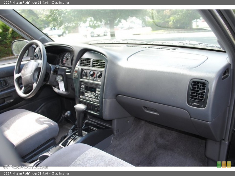 Gray Interior Photo for the 1997 Nissan Pathfinder SE 4x4 #54393112