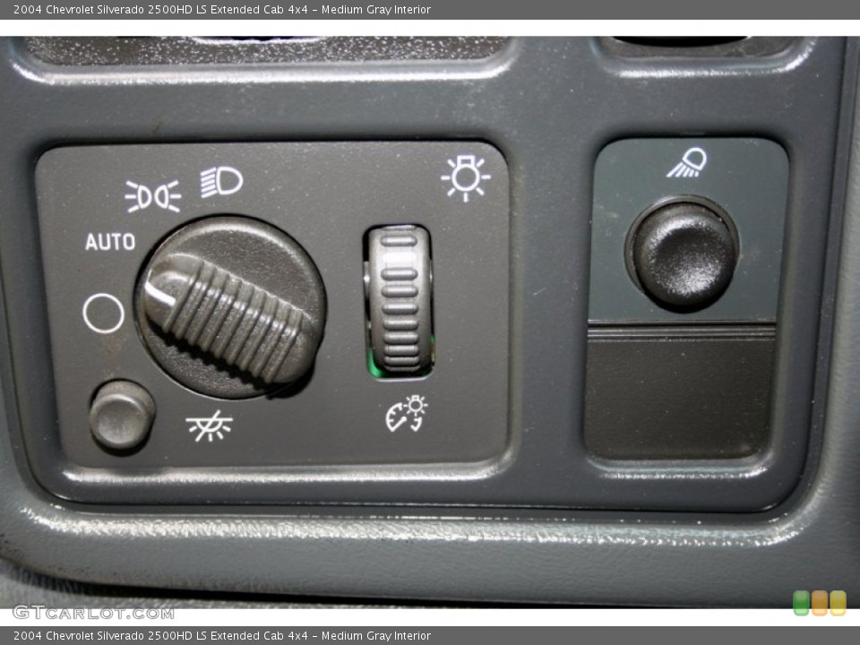 Medium Gray Interior Controls for the 2004 Chevrolet Silverado 2500HD LS Extended Cab 4x4 #54435177