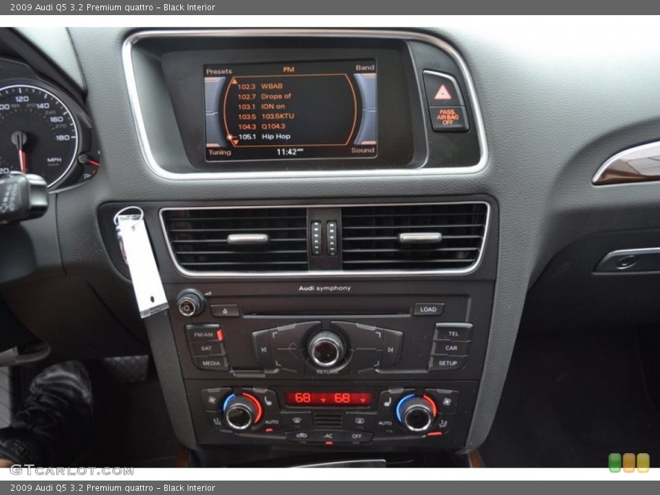Black Interior Controls for the 2009 Audi Q5 3.2 Premium quattro #54436632