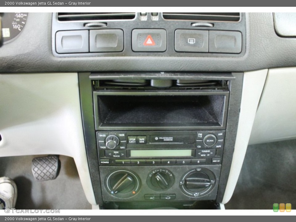 Gray Interior Controls for the 2000 Volkswagen Jetta GL Sedan #54468213