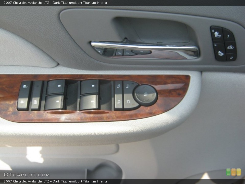 Dark Titanium/Light Titanium Interior Controls for the 2007 Chevrolet Avalanche LTZ #54482315