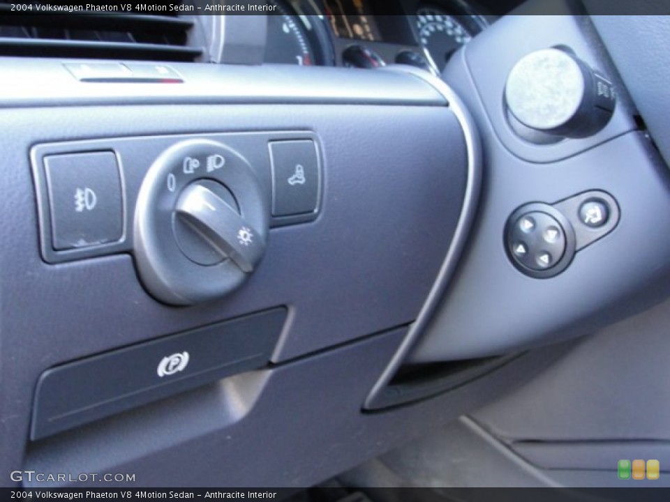 Anthracite Interior Controls for the 2004 Volkswagen Phaeton V8 4Motion Sedan #54575114