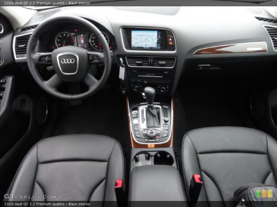 Black Interior Dashboard for the 2009 Audi Q5 3.2 Premium quattro #54604980