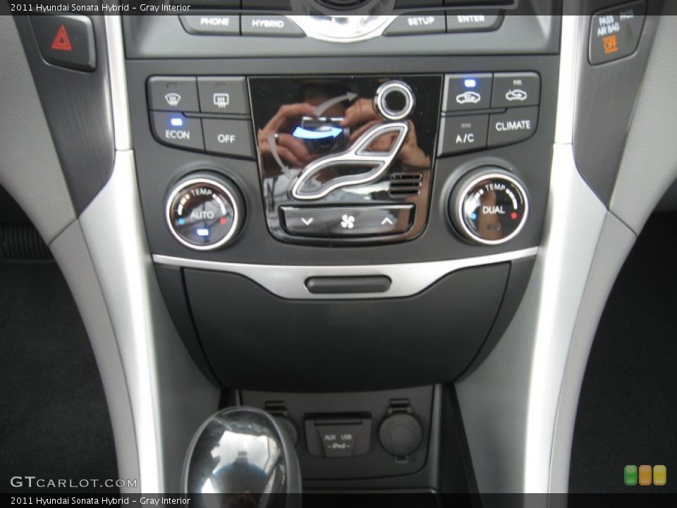 Gray Interior Controls for the 2011 Hyundai Sonata Hybrid #54663709