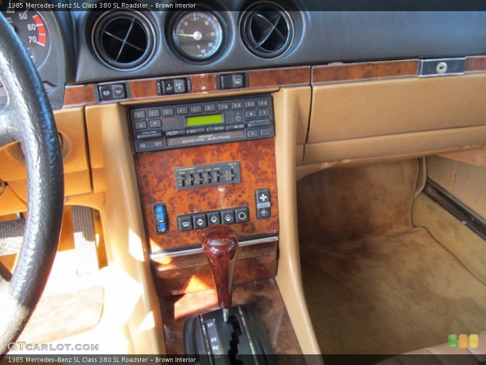 Brown Interior Controls for the 1985 Mercedes-Benz SL Class 380 SL Roadster #54722743