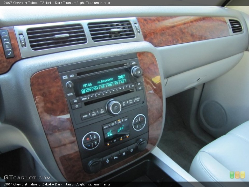 Dark Titanium/Light Titanium Interior Controls for the 2007 Chevrolet Tahoe LTZ 4x4 #54737564