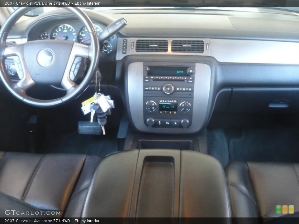 Ebony Interior Dashboard for the 2007 Chevrolet Avalanche Z71 4WD #54813529