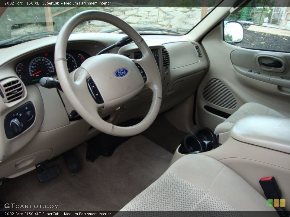 Medium Parchment Interior Photo for the 2002 Ford F150 XLT SuperCab #54846640