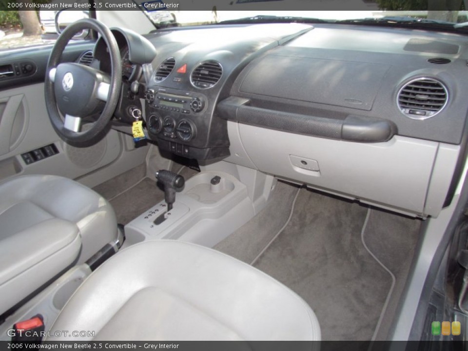 Grey Interior Photo for the 2006 Volkswagen New Beetle 2.5 Convertible #54858820