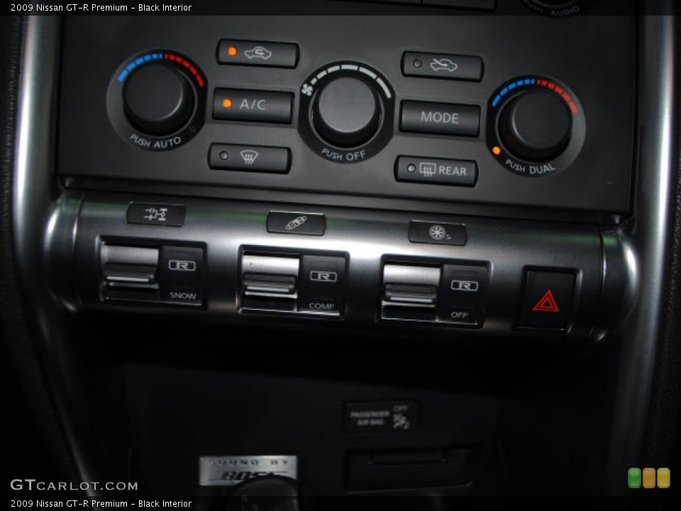 Black Interior Controls for the 2009 Nissan GT-R Premium #54910610