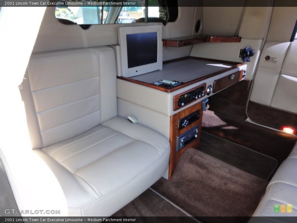 Medium Parchment Interior Photo for the 2001 Lincoln Town Car Executive Limousine #55002529