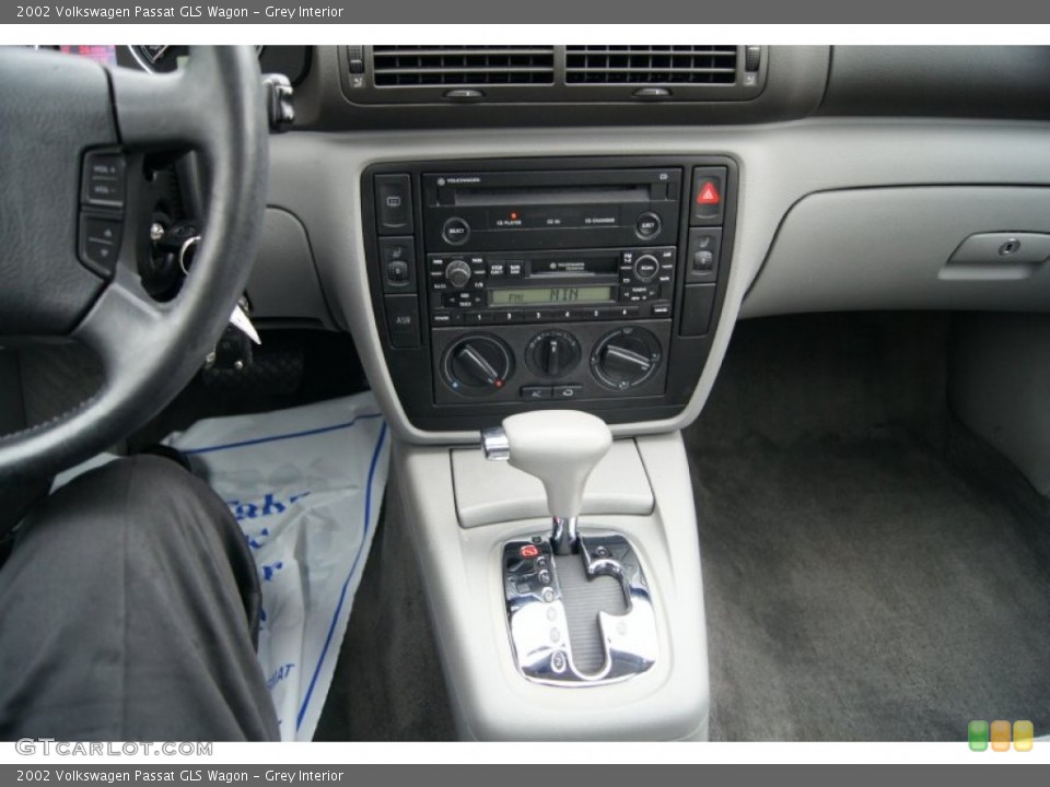 Grey Interior Controls for the 2002 Volkswagen Passat GLS Wagon #55142156