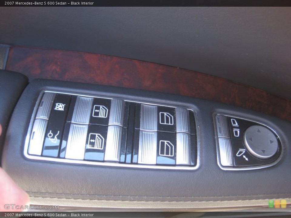 Black Interior Controls for the 2007 Mercedes-Benz S 600 Sedan #55145375