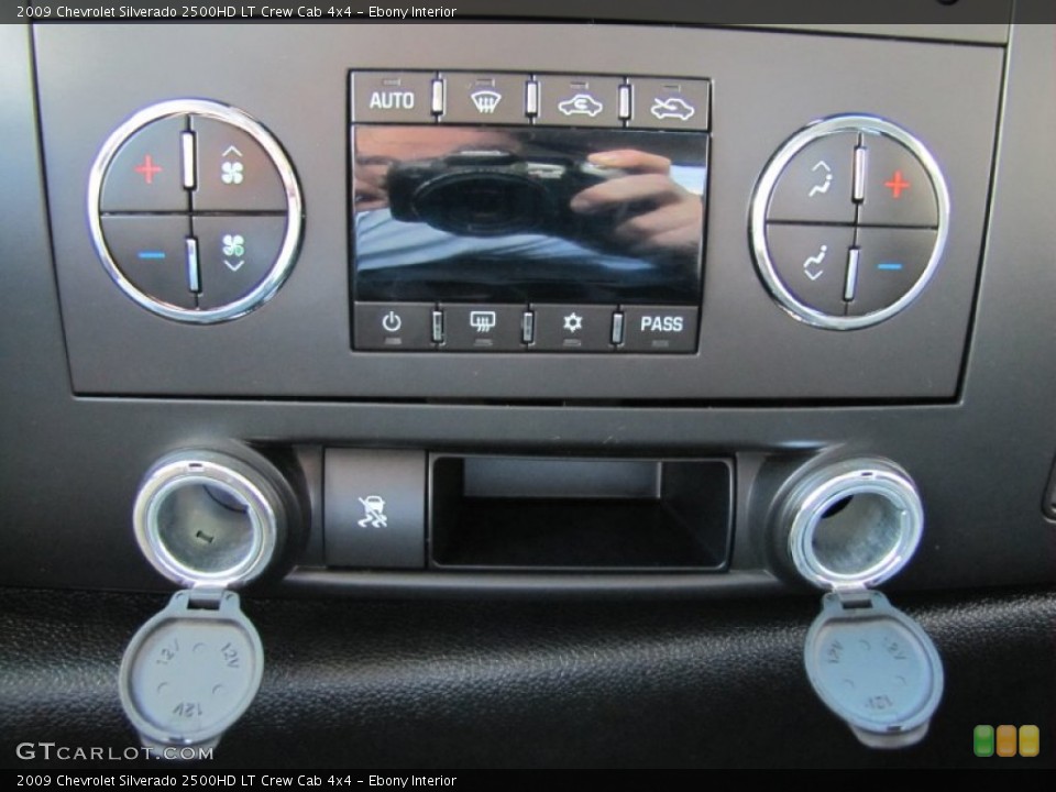 Ebony Interior Controls for the 2009 Chevrolet Silverado 2500HD LT Crew Cab 4x4 #55243183