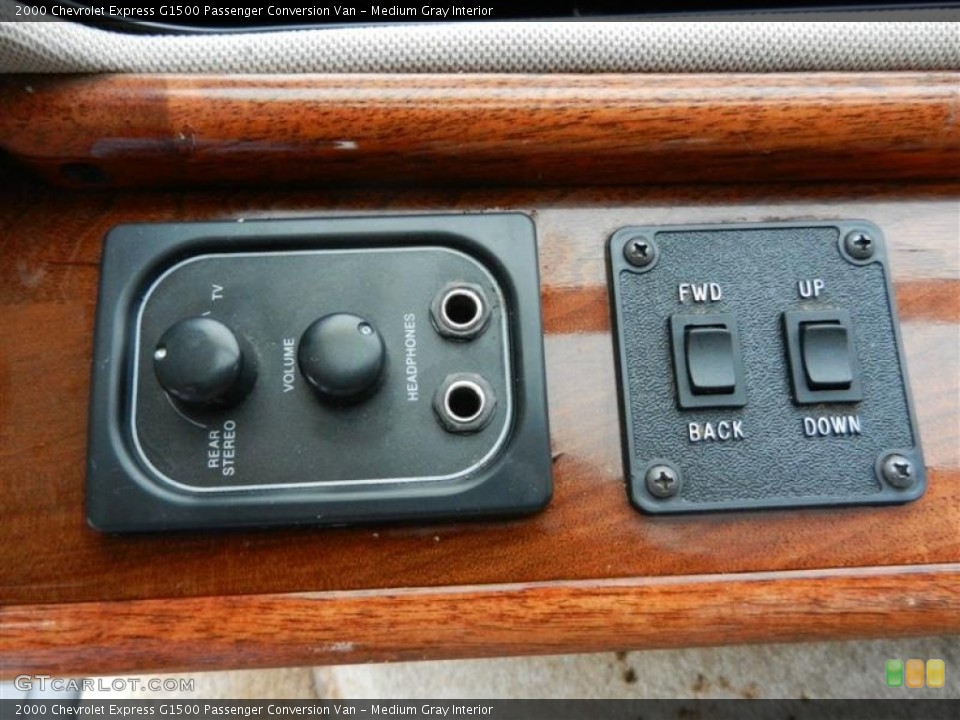 Medium Gray Interior Controls for the 2000 Chevrolet Express G1500 Passenger Conversion Van #55305886