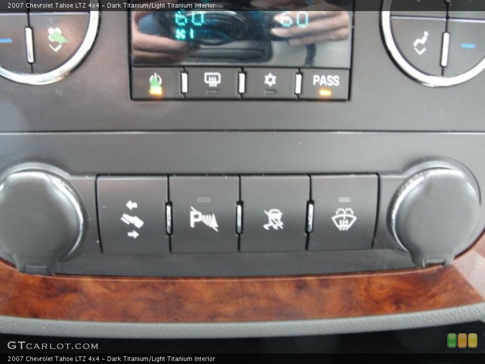 Dark Titanium/Light Titanium Interior Controls for the 2007 Chevrolet Tahoe LTZ 4x4 #55330036