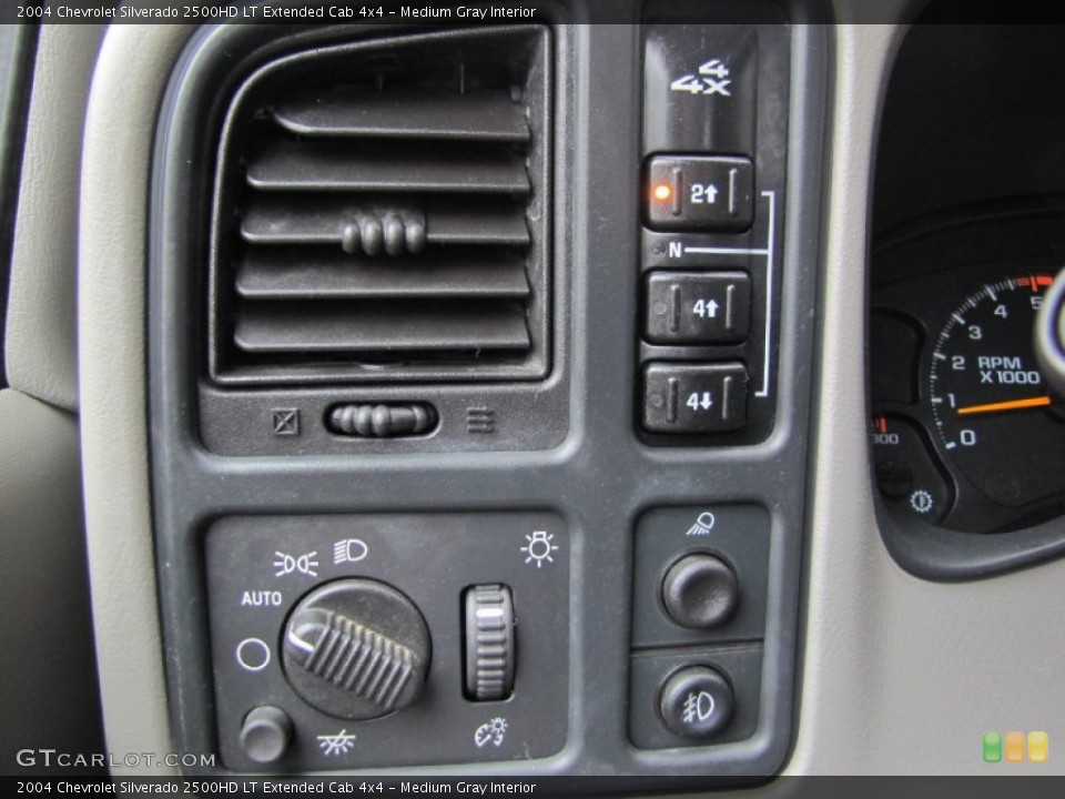 Medium Gray Interior Controls for the 2004 Chevrolet Silverado 2500HD LT Extended Cab 4x4 #55368600