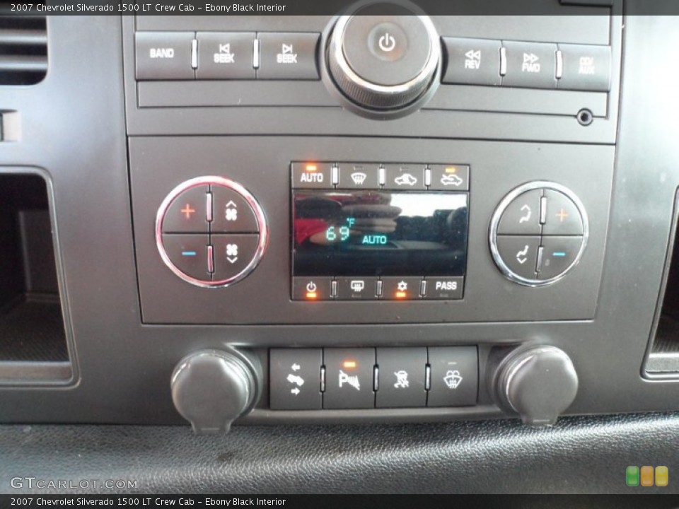 Ebony Black Interior Controls for the 2007 Chevrolet Silverado 1500 LT Crew Cab #55443203