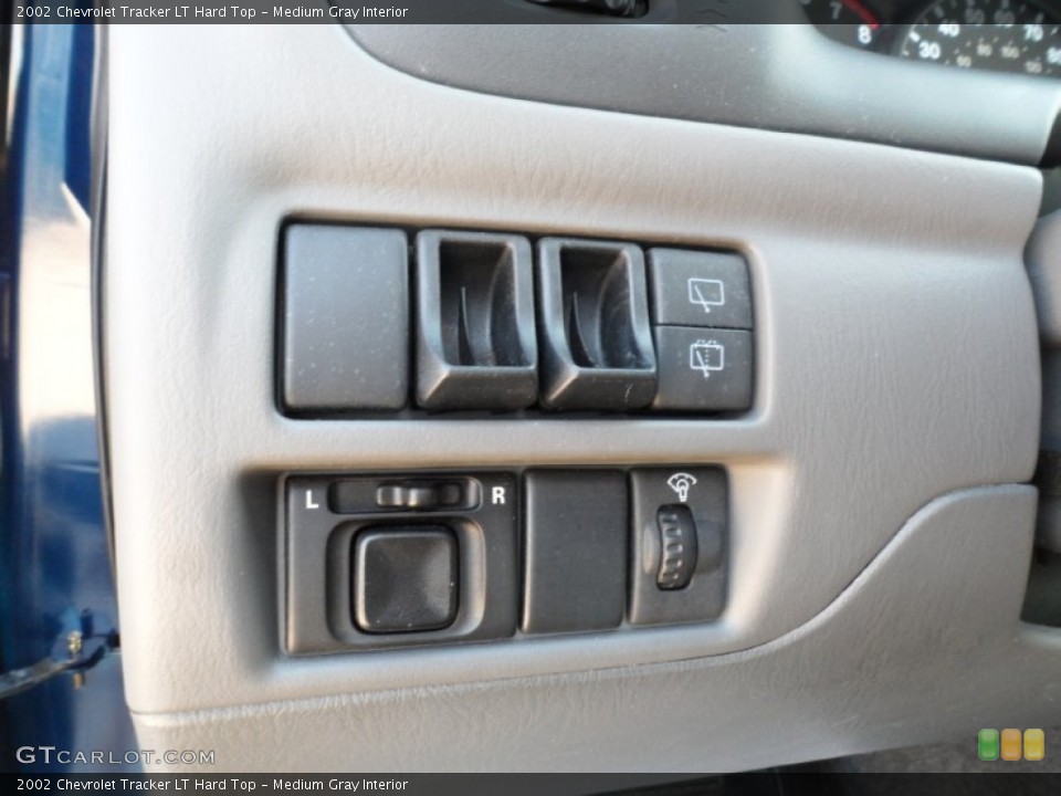Medium Gray Interior Controls for the 2002 Chevrolet Tracker LT Hard Top #55468823