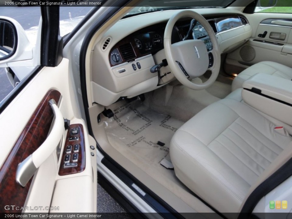 Light Camel Interior Photo for the 2006 Lincoln Town Car Signature #55565128