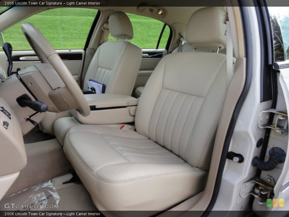 Light Camel Interior Photo for the 2006 Lincoln Town Car Signature #55565164