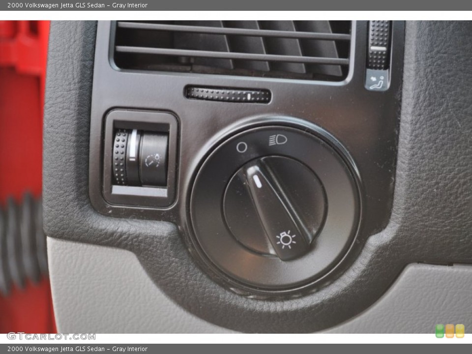 Gray Interior Controls for the 2000 Volkswagen Jetta GLS Sedan #55566656
