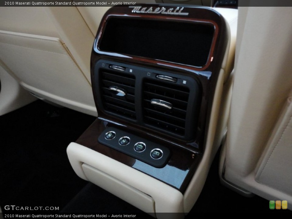 Avorio Interior Controls for the 2010 Maserati Quattroporte  #55584997