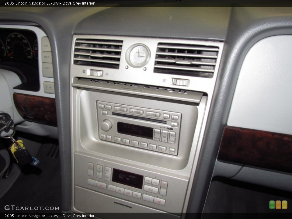 Dove Grey Interior Controls for the 2005 Lincoln Navigator Luxury #55594565