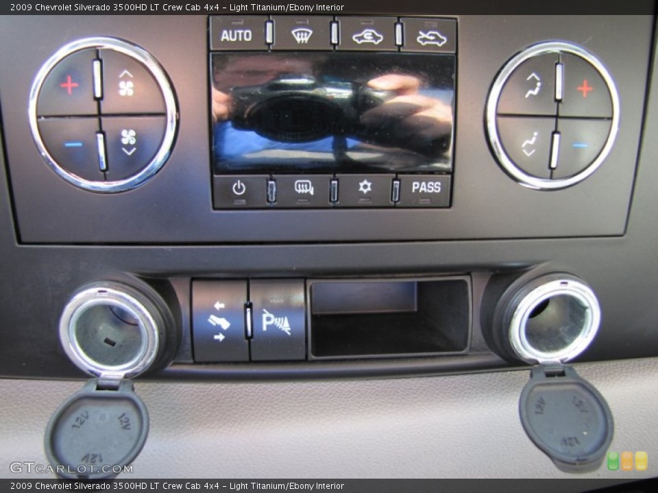 Light Titanium/Ebony Interior Controls for the 2009 Chevrolet Silverado 3500HD LT Crew Cab 4x4 #55625531