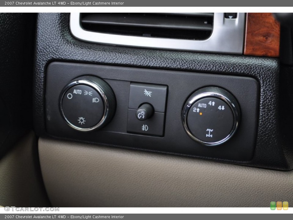 Ebony/Light Cashmere Interior Controls for the 2007 Chevrolet Avalanche LT 4WD #55645961
