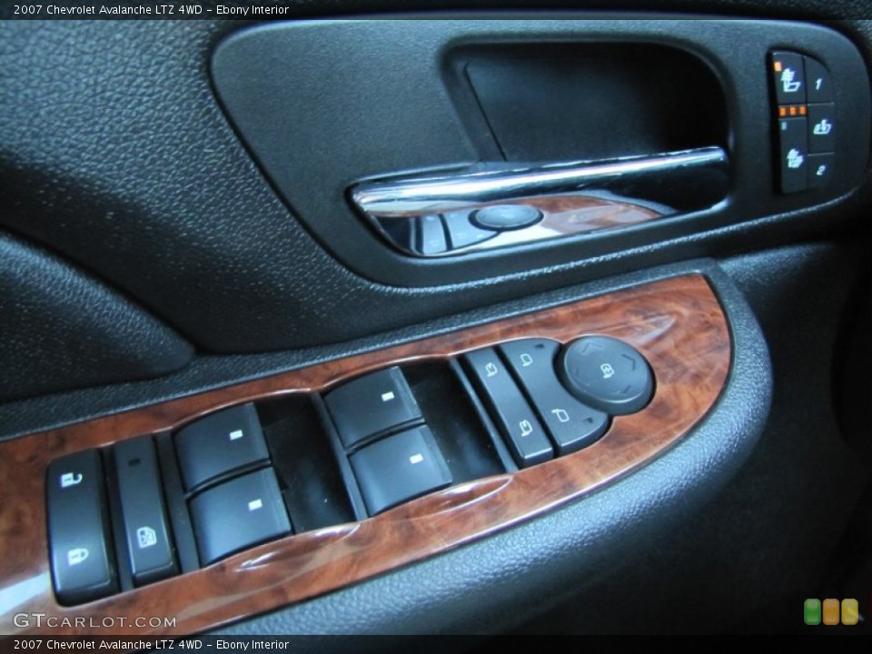 Ebony Interior Controls for the 2007 Chevrolet Avalanche LTZ 4WD #55744782
