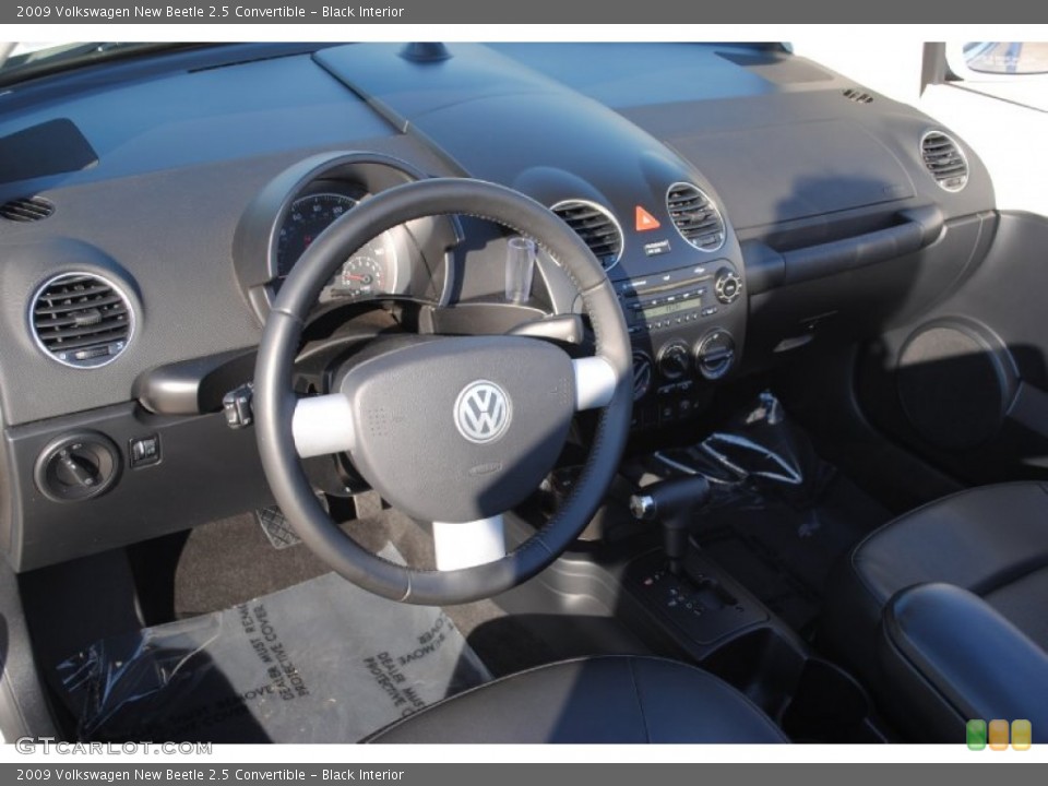 Black Interior Dashboard for the 2009 Volkswagen New Beetle 2.5 Convertible #55773149